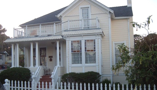 Large Historic Beautiful Victorian , Yard with Hot Tub and Fire Pit.