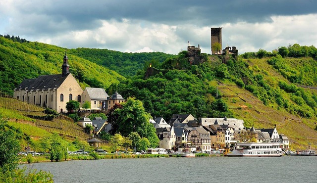 Large holiday home near the historic center and the ruins of Metternich