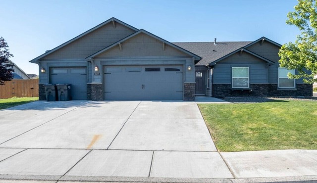 Large Home, Garage, Large Fenced Yard #6218