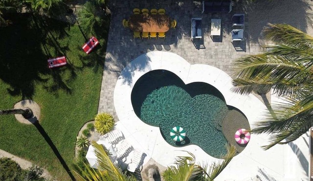 Large Home, Private Pool, Arcade Lounge and Beach