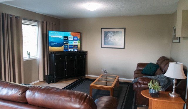 Large house - 1600 sq ft, Large Acreage - 3 minutes south of Red Deer Alberta