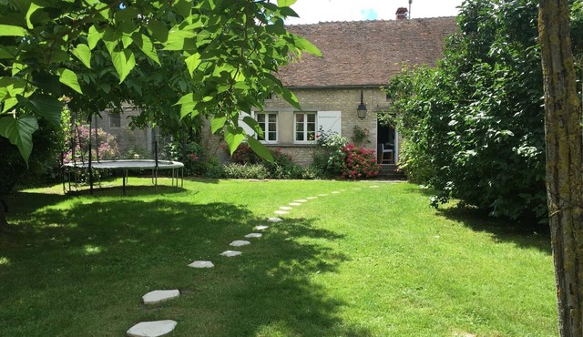 Large house for 15 people near Fontainebleau, garden, ideal for family and group