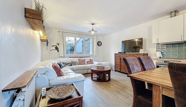 Large house with garden and parking, near metro