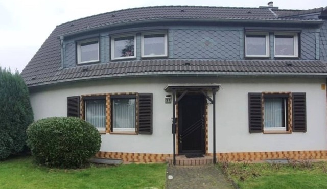 Large house with garden for large families, i.d. Proximity v. Exhibition halls and university hospital