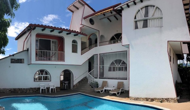 Large house with pool, bolirana, BBQ, Wifi and private parking near the center..