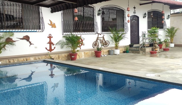 Large house with pool two blocks from the malecon of Salinas.