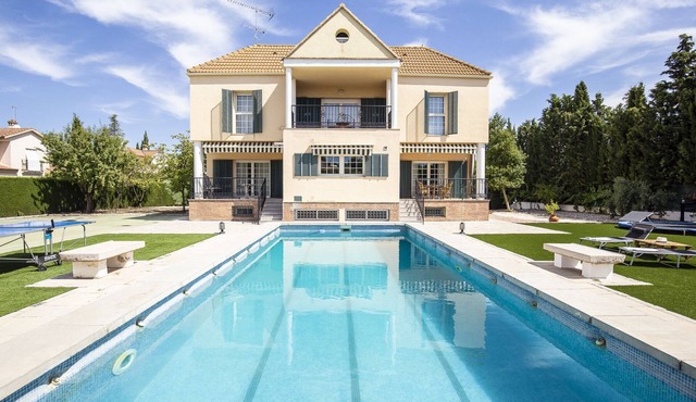 Large house with pool, sports facilities and barbecue ideal for families