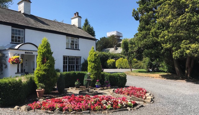Large Lake District House in Hawkshead. Ensuite Rooms, Pets, Parking & Garden