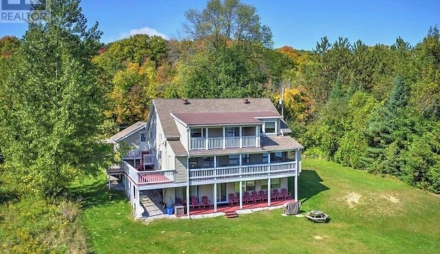 Large Lakefront Kawartha Cottage with Private Beach, 8BR, Stunning Lake View