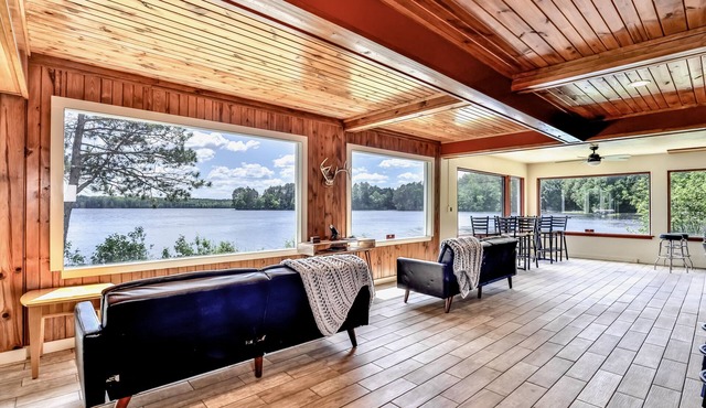Large lakefront lodge w/Kayaks, Arcade games, WIFI, next to public boat launch