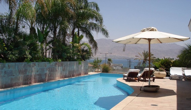LARGE LOFT 8M HEIGHT POOL 20M LONG HEATED 300m FROM THE SEA