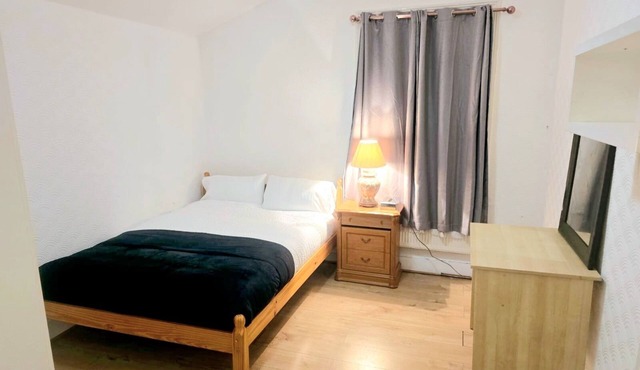 Large London 6 bedroom home away from home. Free parking, free WiFi.