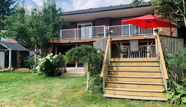 Large, Luxurious, and Spacious Year-Round Lakefront Cottage (4 Bedroom)