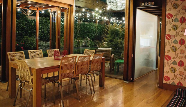 Large Luxury Architect Designed House, Sleeps 15. City 15 mins by bus.