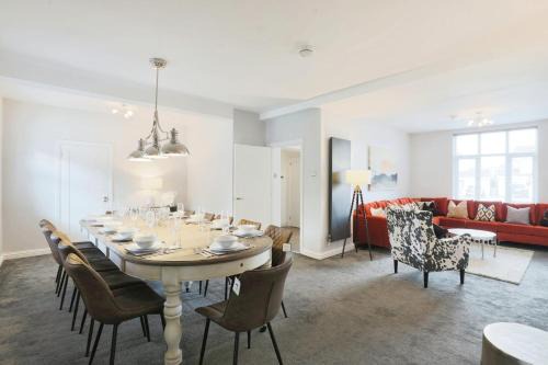Large Luxury Home in Solihull - Sleeps 14 near NEC & BHX