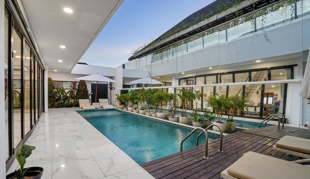 Large Luxury Modern Mansion Sleeps up to 50
