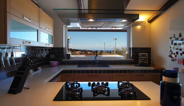 Large Luxury Villa with PRIVATE POOL, 4 bedrooms, 4 baths WiFi BBQ, near the SEA