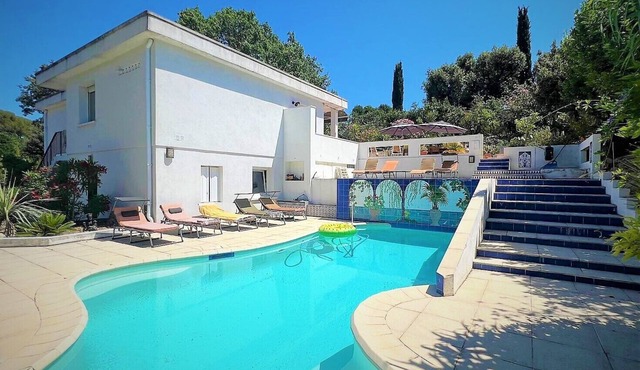 Large Mediterranean villa, quiet location, large private pool, near Cassis