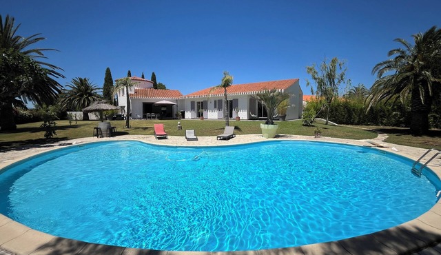 Large Mediterranean Villa swimming pool Air-conditioned rooms for 10 people 4*.