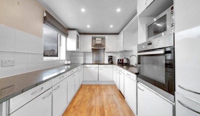 Large Modern 2-Bed 2-Bath Apartment River Views Greenwich Near Canary Wharf