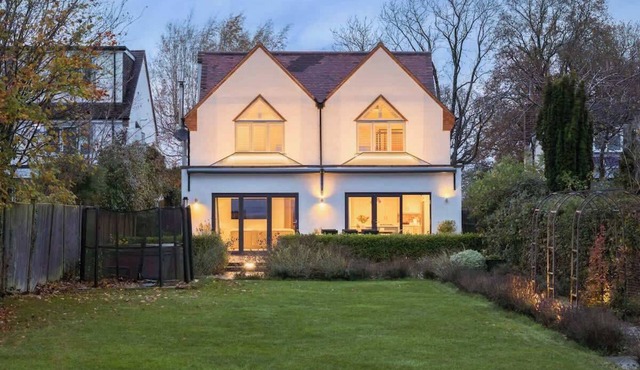 Large & Modern 4 Bed Family Home