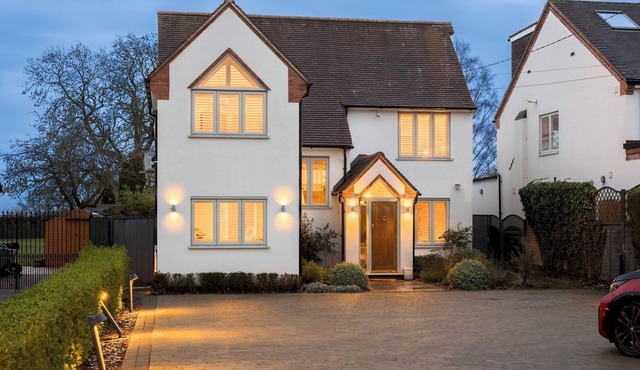 Large & Modern 4 Bed Family Home - Pass the Keys