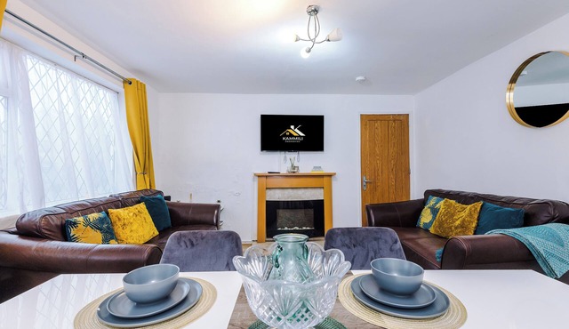 Large Modern 5-Bed House