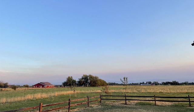 Large Modern Farmhouse -Country living at it's finest!