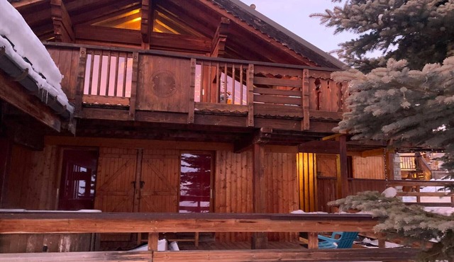 Large mountain chalet w/hot tub & sauna. Amazing views!