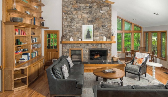 Large Mountain Retreat Near Downtown