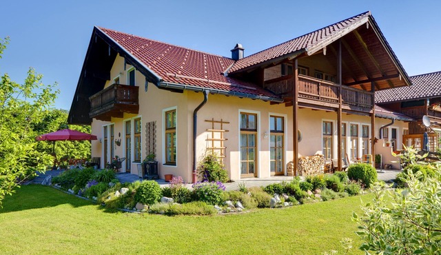 large non-smoking apartment for 2-4 people, unobstructed mountain views