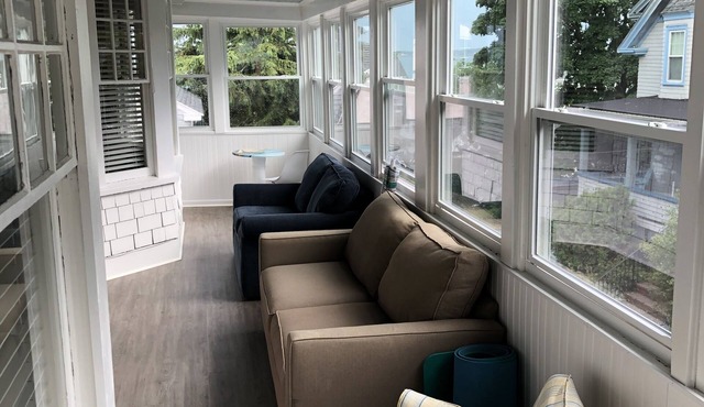 Large Oceanside Apartment. Walk to the beach and many restaurants. Pet Friendly