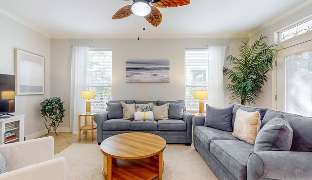 Large, Open Home, Shared Pool, Bike or Walk to the Gulf