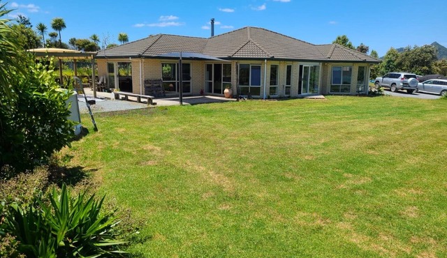 Large open plan home with outstanding views and sun - Close to shops and beach