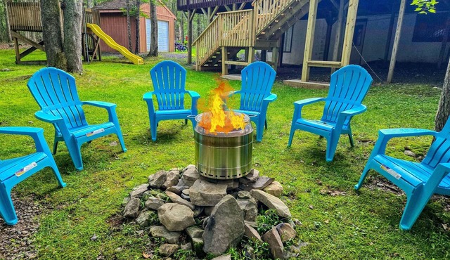 Large Pocono family home. Gym, large deck, 2 fireplaces, Wi-Fi, TV