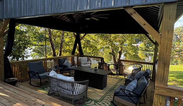 Large Pond View, 2 min to Lake! Hot tub