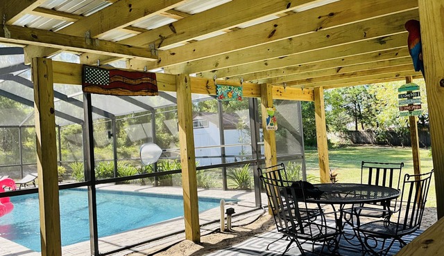 Large Pool Clean & Comfortable Fast WIFI KING Beds!