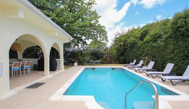 Large pool, gardens and close to beach - Aqua Bliss