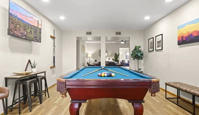 Large Pool, Near State Farm STDM and Many Entertainment Districts!
