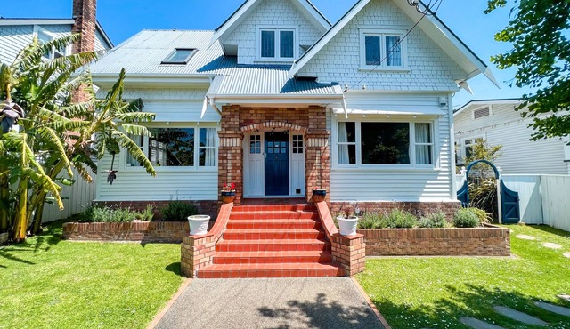 Large Premier Character Home With Pool - 28 day minimum stay