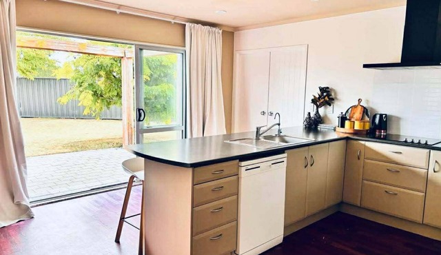 Large Private Holiday Home - Alexandra Central - Close to River