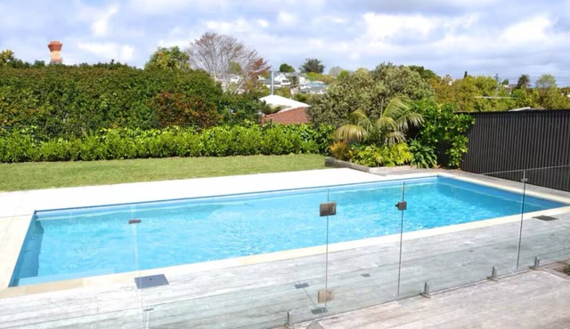 Large private secure home, spa, off st parking, aircon, 5 kms to city,