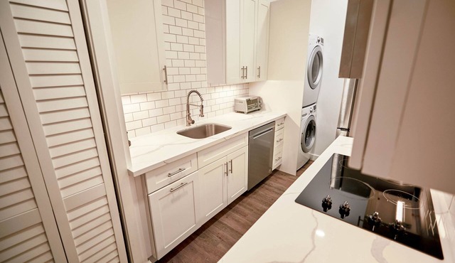 Large Private Studio - Brand New with Kitchen and Laundry