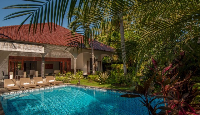 Large private villa with nice swimming pool in tropical garden