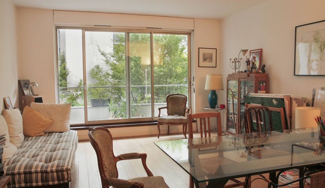 Large, quiet and bright two-room apartment with balcony overlooking the garden 5 minutes from the Sacré Coeur