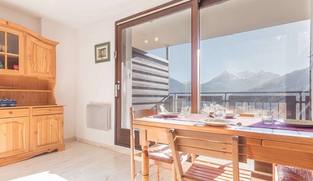 Large quiet studio for 5, parking, balcony, Briançon