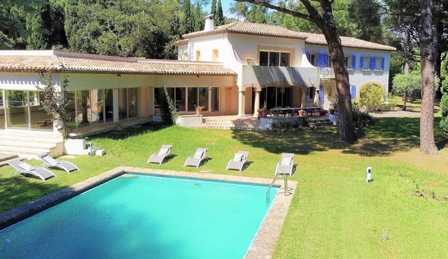 Large renovated property with sea view, indoor pool, beaches 50 meters away