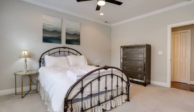 Large RFK townhome sleeps 14 with parking pad