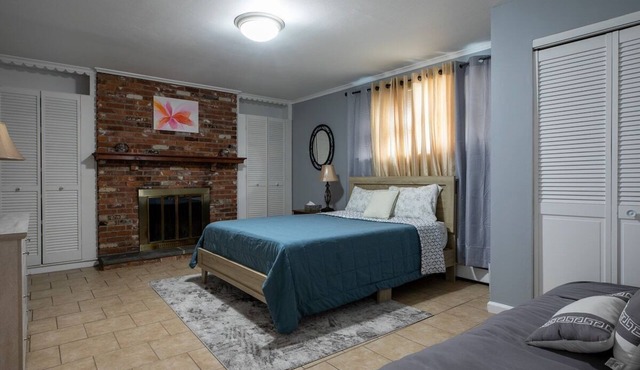 Large Room in shared 2 Bed 1 Bath Cozy Apartment!