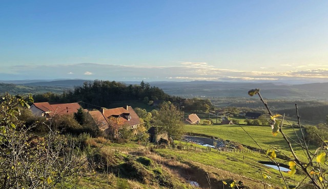 Large + Small Gîte with swimming pool and sublime view in the heart of the hills